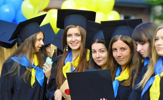 Студентов-переселенцев и детей защитников Украины переведут на бюджетную форму обучения