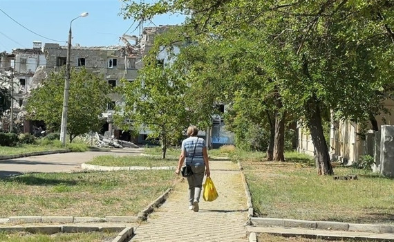 Стіни лопнули, тремтять, але стоять. Як живуть у Миколаївці — місті за 20 кілометрів від лінії боїв