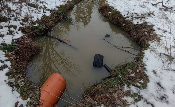 Нечистоти з "Парк Резиденс" у Бучі зливають у ліс? Що кажуть в міськраді та ЖК