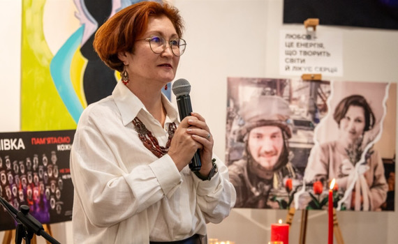 У Лаврі відкрилася виставка Ганни Кісілішиної 47.82846°N 37.71093°E. Це — пам’ять про загиблого сина