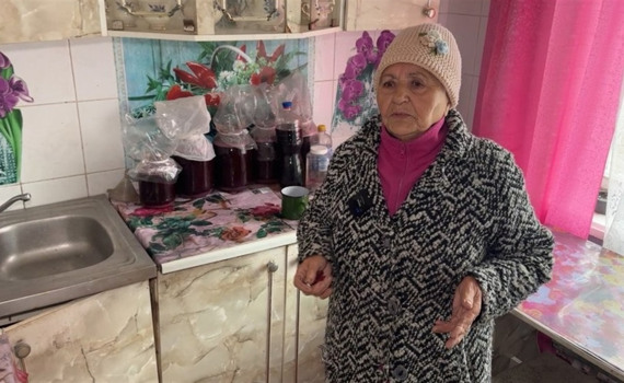 Ця війна — друга у її житті. 87-річна Людмила у Святогірську живе сама у під’їзді розбитого будинку