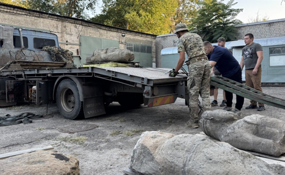 З Білокузьминівки вночі евакуювали половецькі статуї воїна і жінки, яким по 800 років. Що відомо