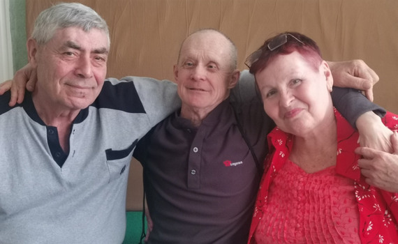 Родина Пилипенків вивезла з Маріуполя Сашка з синдромом Дауна. Зараз їм потрібна допомога cвоїх