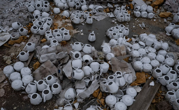 Побитий транспорт, цехи та посуд серед руїн. Як виглядає порцеляновий завод у Дружківці — фото