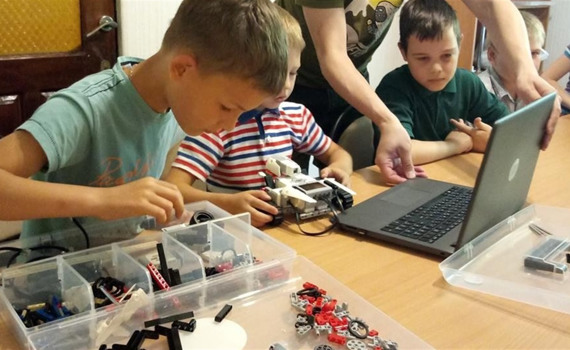 10-летние ребята в Славянске собирают роботов: как им это удается?