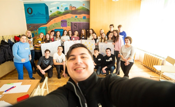 В мариупольском IT-Camp обучают бабушек с внуками и воспитанников детдомов. Но техники не хватает