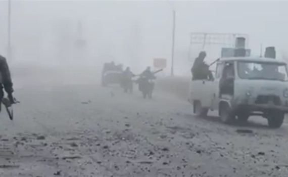 На “буханках” і мотоциклах. Росіяни показали, як заїжджають у Покровськ під покровом густого туману