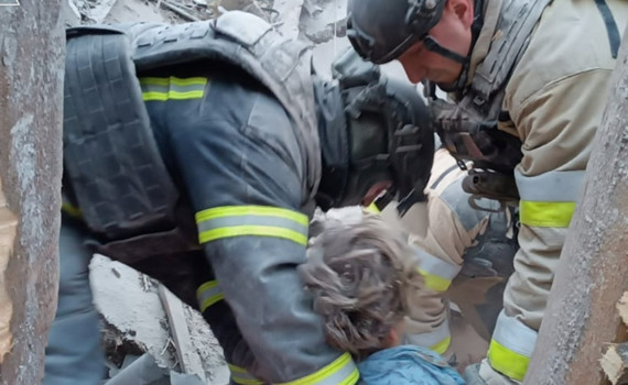 Рятувальники витягли з-під завалів у Дружківці жінку. Окупанти скинули на її будинок авіабомбу