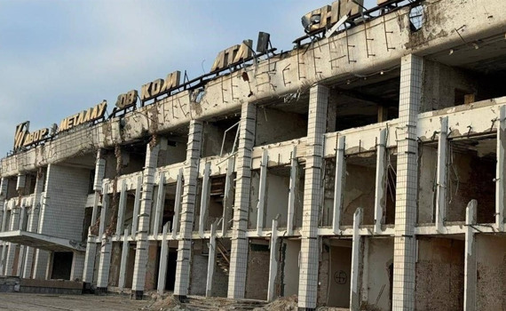 Окупанти взялися "відновлювати" зруйнований "Український дім" у Маріуполі. Що відомо