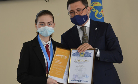 Школярка з Маріуполя досліджувала дитячий суїцид. Тепер її відзначили стипендією від Зеленського