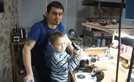 «Бриллиантовая рука» из Краматорска. Переселенец не нашел работу и сам открыл ювелирную мастерскую