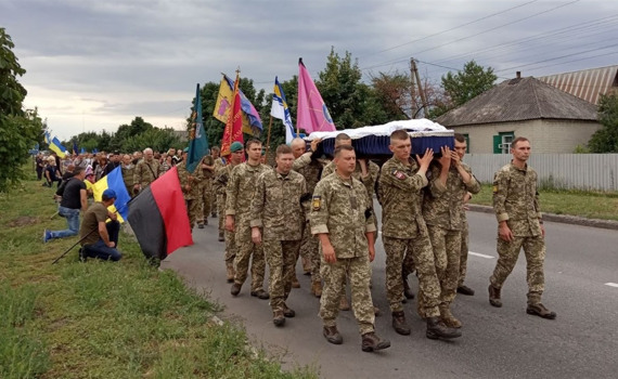 Як у Лимані прощались із загиблим морпіхом Дмитром Красногрудем. Фоторепортаж
