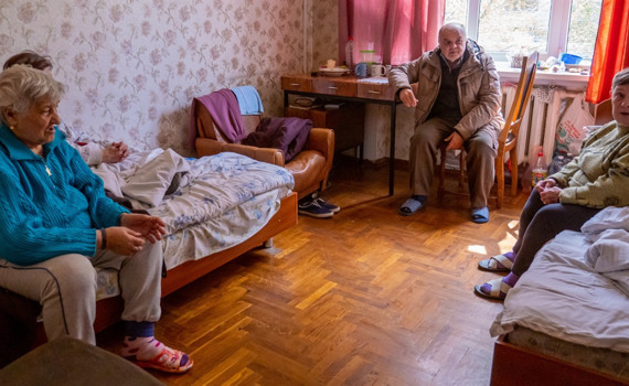 Они теперь живут вчетвером на двух кроватях. В Попасной был ад: соседа убило, в огороде нашли ногу