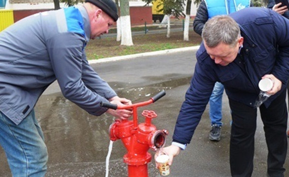 Руководители водоканалов устроили челендж и пьют воду из-под крана. Обладминистрация не рекомендует