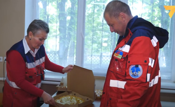 Здоровая конкуренция: как в Мариуполе пиццерии объединились ради помощи медикам