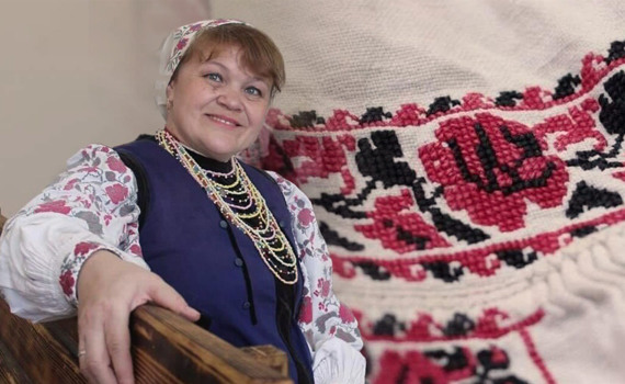 Вишивати червоно-чорні троянди вигадав француз. Дослідниця Донеччини про вишиванки регіону