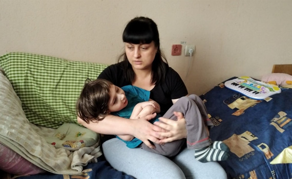 Семья Водиновых из Антрацита 5 лет ютится на 15 «квадратах» в Киеве. Что может решить такую проблему