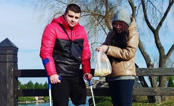 Мій чоловік вчиться ходити на протезі. Ми вціліли у Маріуполі, коли росіяни скидали поруч авіабомби