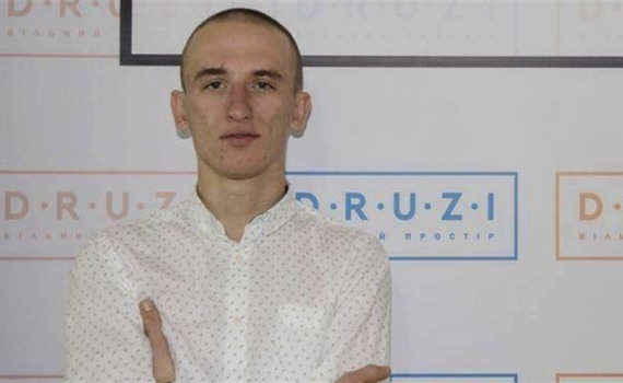 Он не получил грант на бизнес-идею. Вложил «свои» и теперь шьет в Константиновке эко-сумки «Торебка»