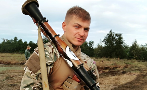 Вивезла з Маріуполя “азовську” футболку сина. “Жекан” поліг у рідному місті, прикриваючи побратимів