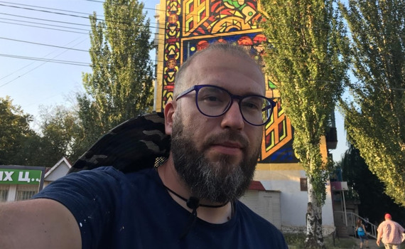 "Я делаю свою сказку о Донбассе. И о том, что там сейчас, тоже". Беседа с художником Романом Мининым