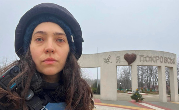 Коли з-під підʼїздів зникають авто, у місті зʼявляється війна. Покровськ очима Діани Буцко