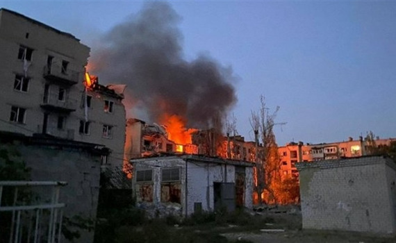 У Покровську жінка тренується на біговій доріжці між обстрілами. Відео з безпілотника