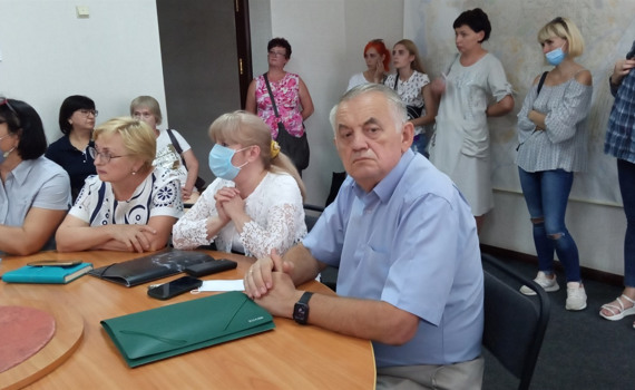 Медики Славянска два месяца не получают зарплату. Экс-министр назвал это местью. Что происходит?
