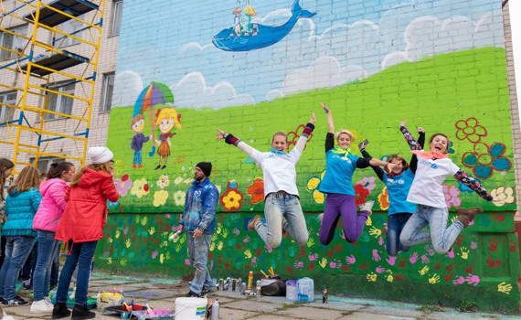 Девочка Милана в Мариуполе и детские мечты в Северодонецке: как бывший шахтер рисует крутые муралы 