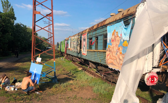 Ці іржаві вагони перетворили на пляжну арт-галерею в Маріуполі. Дивіться, як вони змінилися