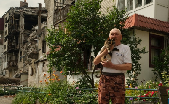 Ми єдині лишилися в будинку в Святогірську, куди росія вдарила ракетою. Тут рятую котів, а вони мене