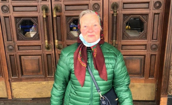 Лидия Поречная из Славянска сама сирота, приютила ребенка, но из-за войны жила в Киеве на вокзале