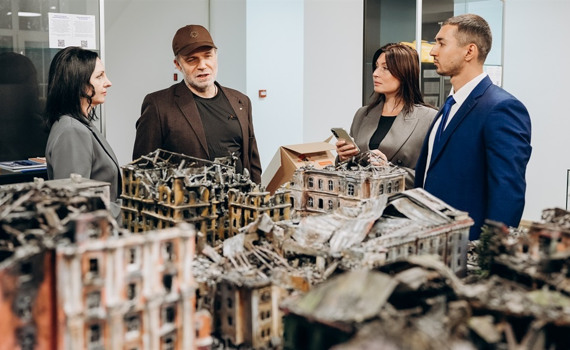 Художник Альберт-Лейзер Фельдман передав мініатюру розбитого росією центру Маріуполя. Що відомо