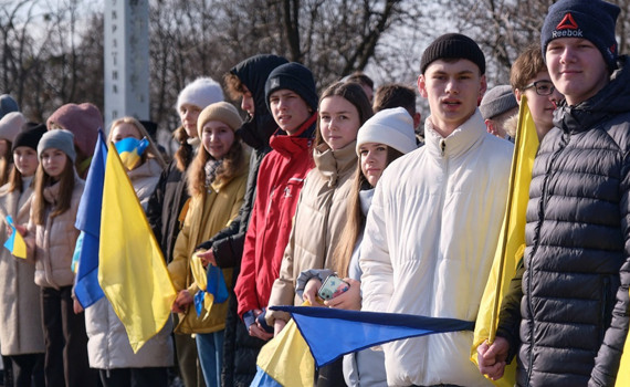 Піднімаємо стяги, чекаємо на Зеленського і слухаємо Ахметова. Як проходить 16 лютого на сході