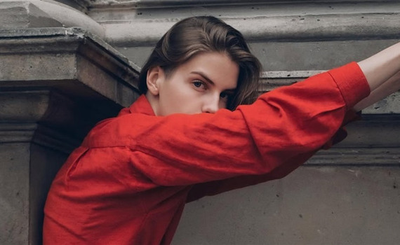 Співачка з Маріуполя Катерина Артман випустила пісню Wait Child. Вона про тих, хто втратив дитинство