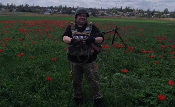 Це Іван Гак — єдиний поліціянт, який щодня в Авдіївці. Ось чому він залишається під обстрілами