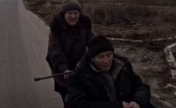 Я його ніколи не залишу. 70-річна жінка 13 кілометрів везла пораненого чоловіка з Костянтинівки