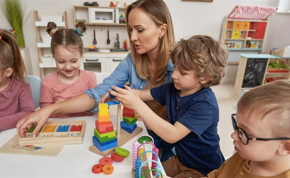 8 тисяч гривень щомісяця для батьків, які працюють. Як отримати допомогу "єЯсла"