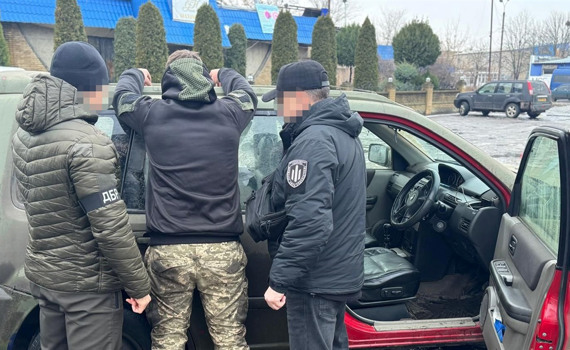 На Донеччині командир взводу продавав зброю. У нього знайшли 500 дронів та 74 тисячі доларів