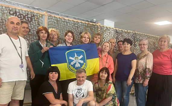1700 кв. метрів маскувальних сіток за місяць: “Берегині з Ірпеня” запрошують до “плетіння перемоги”