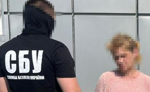 На Донеччині затримали коригувальницю, яка ховала вдома військового РФ. Деталі