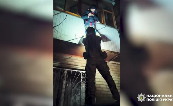 У Краматорську парамедики врятували двох дітей з палаючого будинку після обстрілу