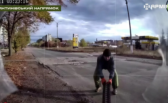 Гусениця злетіла. Житель Костянтинівки врятував бойовий наземний дрон ЗСУ прямо посеред вулиці