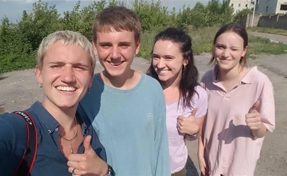Футбол под канонаду. Британские студенты приехали в Зайцево, чтобы отвлечь детей от войны