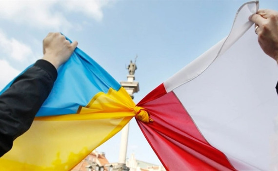 Польща надає допомогу українським біженцям останній рік. Що про це відомо