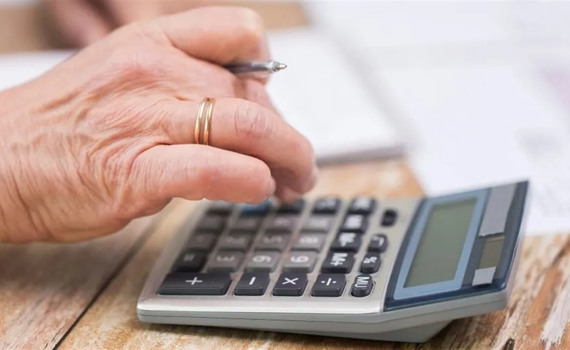 Пенсії, кешбек, мобільний зв'язок та тарифи на комуналку. Що зміниться в Україні з 1 березня 2026