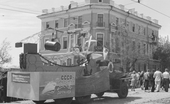 Оцифрували тисячі архівних фото Маріуполя радянських часів. Ось, як на них відреагували місцеві