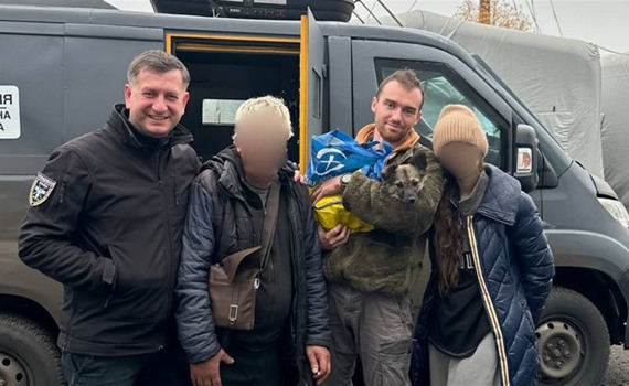 Волонтери врятували з Родинського 13-річну дівчину, собаку та сусіда. Батьки Люби зникли безвісти