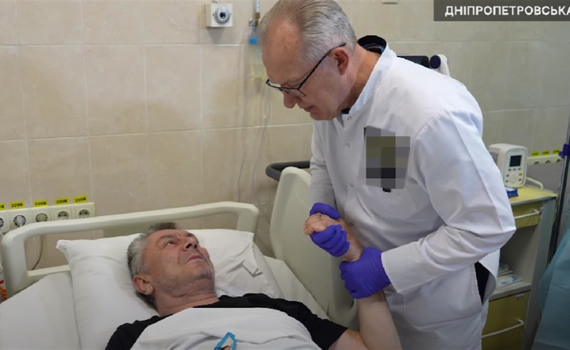 Прямо в капот влетів, я намагався гальмувати. Лікарю з Лимана ампутували ногу після атаки FPV-дрона