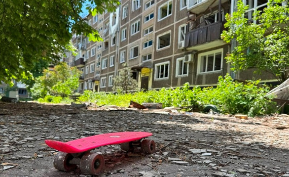 «Потроху знищують і це місто». Як живуть у Білозерському за 18 кілометрів від лінії фронту
